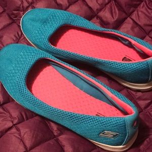Sketchers size 10 turquoise slip one